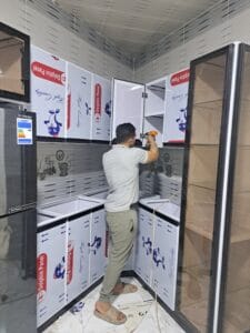 فني صيانة مطابخ خبير يقوم بتصليح خزائن المطبخ وتركيب المفصلات في الرياض
